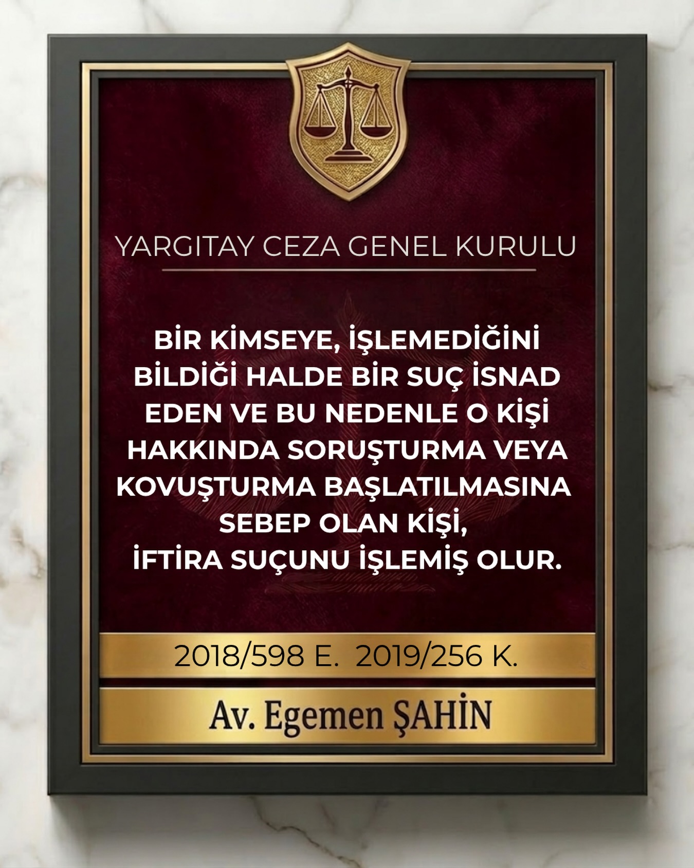 Bir kimseye, işlemediğini bildiği halde bir suç isnad eden ve bu nedenle o kişi hakkında soruşturma veya kovuşturma başlatılmasına sebep olan kişi, iftira suçunu işlemiş olur.
⚖️Yargıtay Ceza Genel Kurulu
2018/598 E. 2019/256 K.