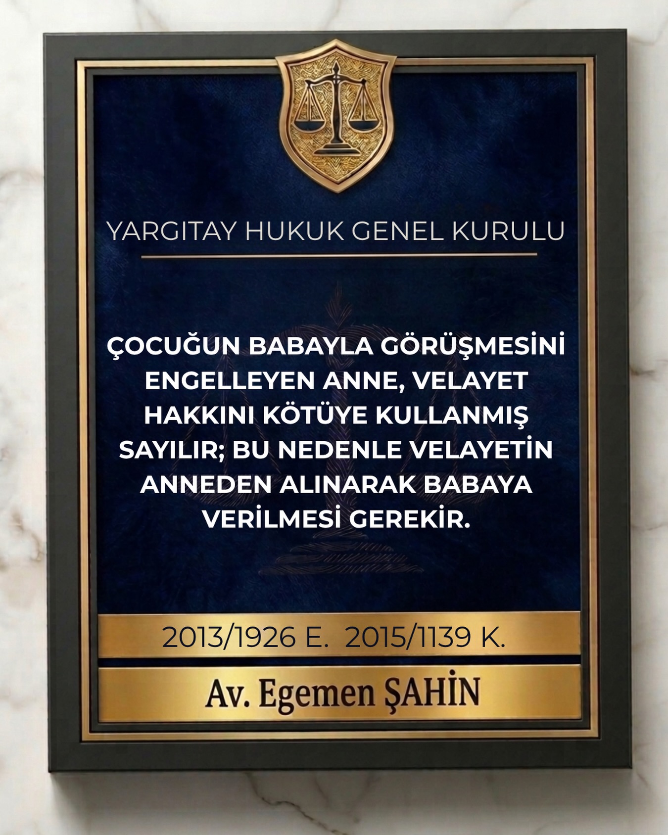 Çocuğun babayla görüşmesini engelleyen anne, velayet hakkını kötüye kullanmış sayılır; bu nedenle velayetin anneden alınarak babaya verilmesi gerekir.
⚖️Yargıtay Hukuk Genel Kurulu
2013/1926 E. 2015/1139 K.